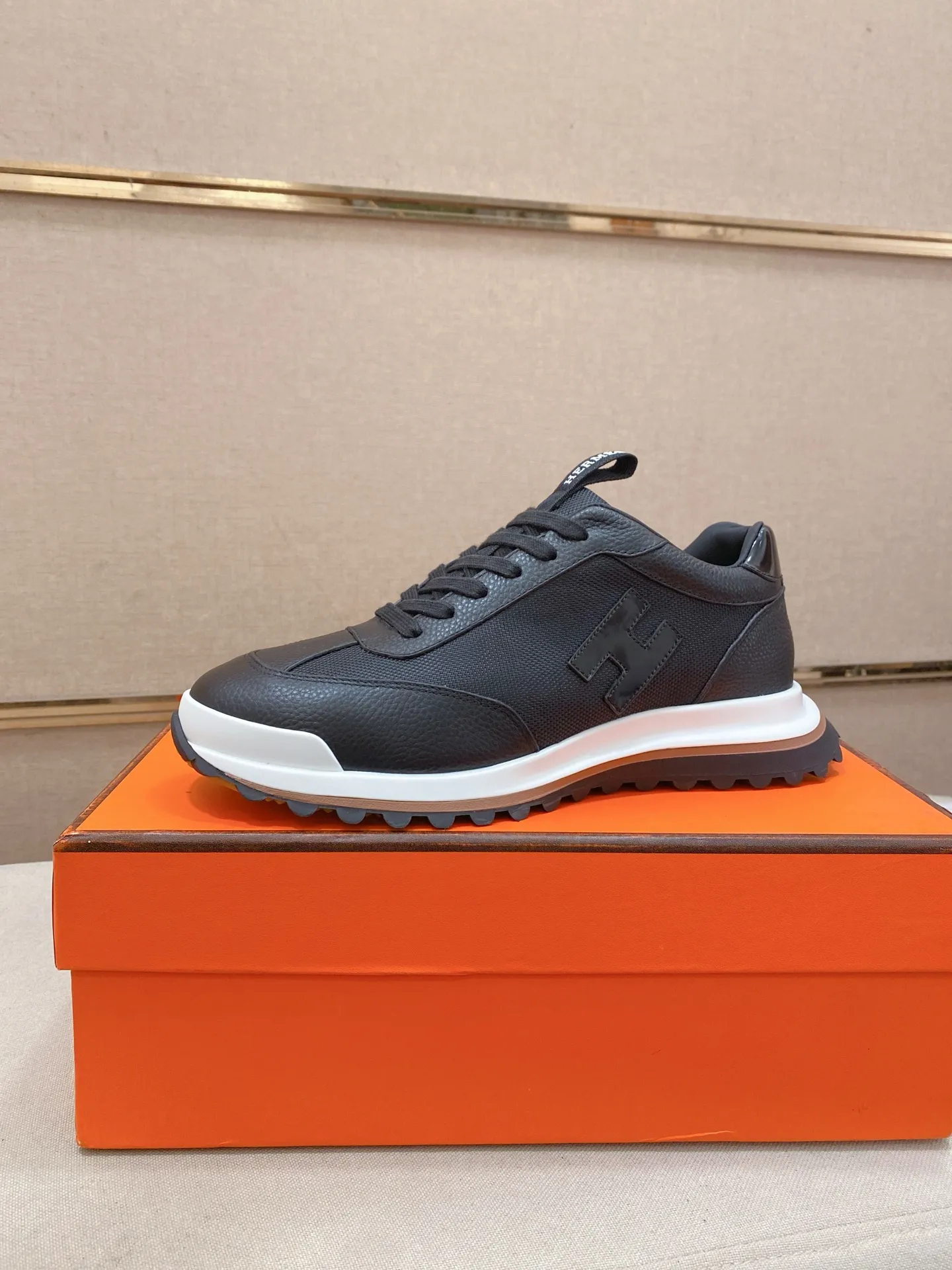 Men's shoes💰: 640💰HERMES/Hermes Leader sneakers! Tech twill, calfskin and suede goatskin sneakers featuring paneled multicolor twill, calfskin and suede. Lightweight geometric sole for a stylish urban look. Product details: White and orange rubber sole Black rubber sole with orange rubber insert Light natural leather insert White rubber toe cap Beige lambskin insole and lining Cotton strap, rubber lettering Sole height: 4cm Size: 38-39-40-41-42-43-44 (45.46 custom-made)